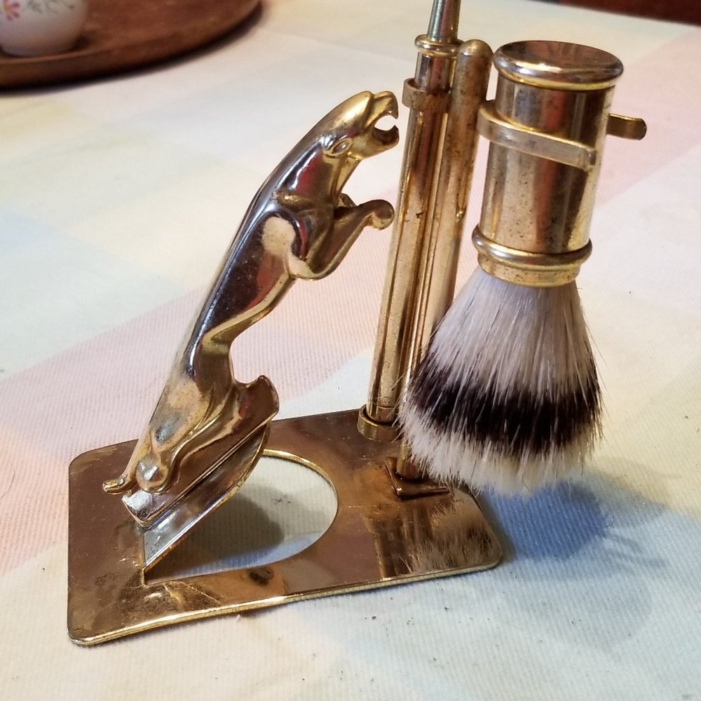 Men's shaving stand